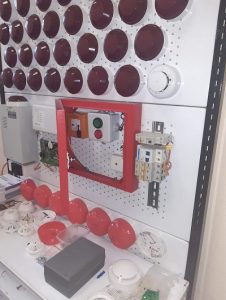 Пожарный шкаф с электрозамком на выставочном стенде фото